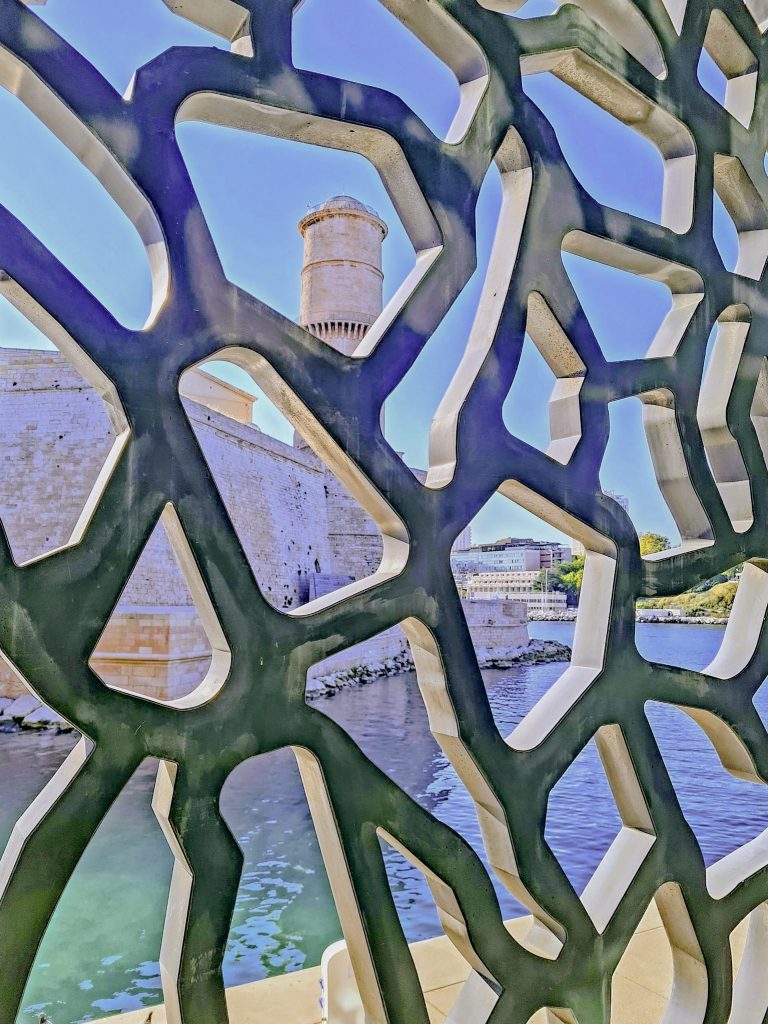 Mucem de Marseille et sa résille de béton noir reliée au Fort Saint-Jean face à la Méditerranée