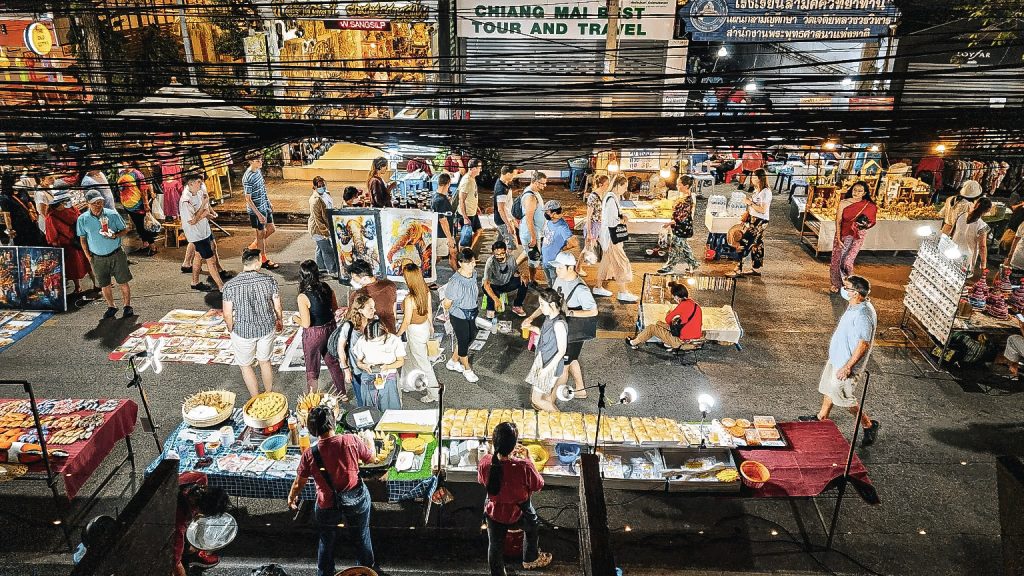 rue animée du sunday night market de chiang mai
