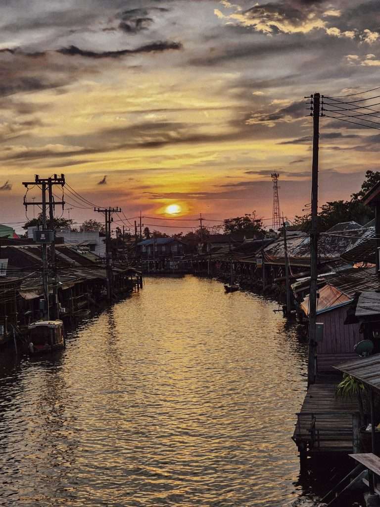 coucher de soleil sur les klongs d'amphawa en thailande