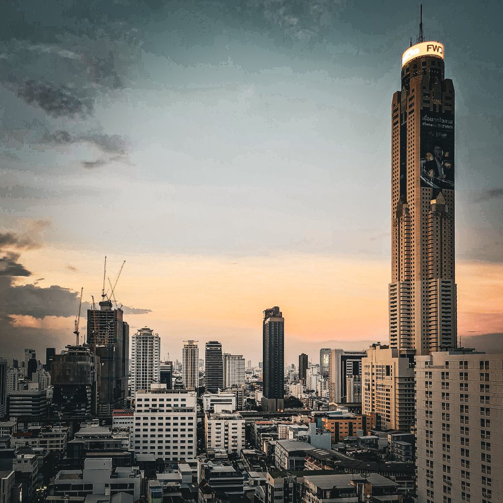 sunset sur la skiline de bangkok la bayoke tower dominant les autres batiments de la ville