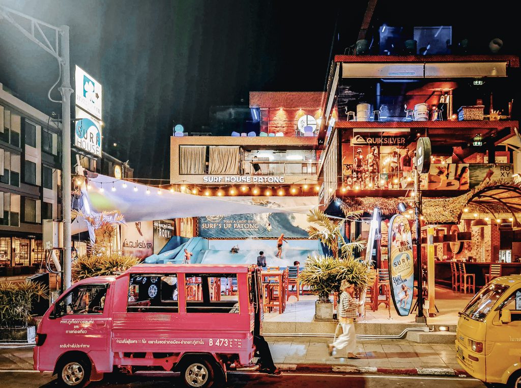 surf house dans une rue de patong pres de bangla road a phuket