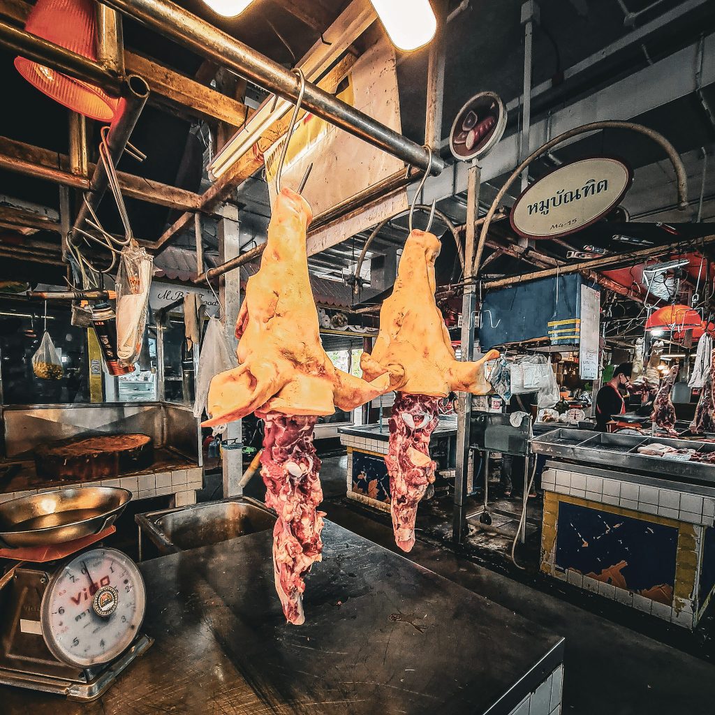 tete de cochon coupee sur un marche de phuket