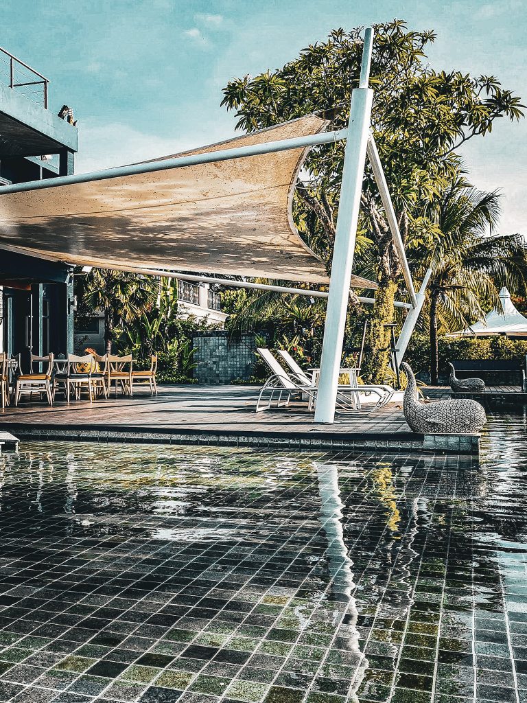 transat et piscine exterieure du tide hotel de phuket