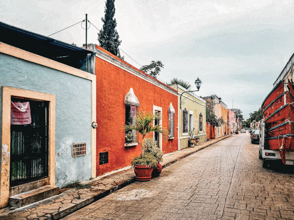 calzada de los frailes rue aux facades colorées du centre de valladolid dans le yucatan