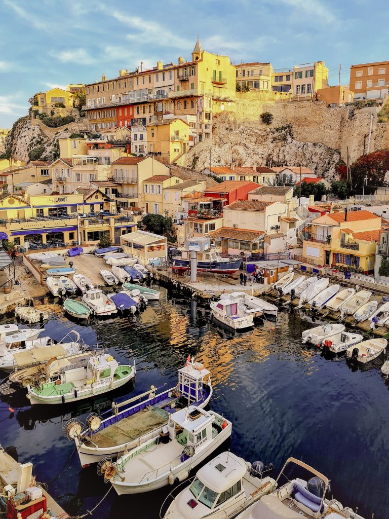 Vallon des Auffes à Marseille, petit port de pêcheurs aux barques colorées sous la Corniche