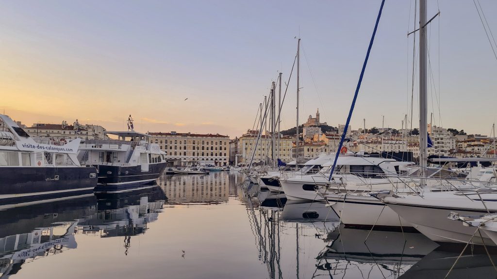 Vieux-Port de Marseille au lever du soleil avec l'Ombrière de Norman Foster et Notre-Dame de la Garde