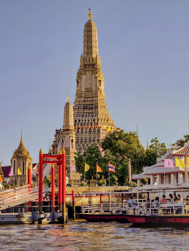vue du temple wat arune depuis le fleuve chao praya bangkok