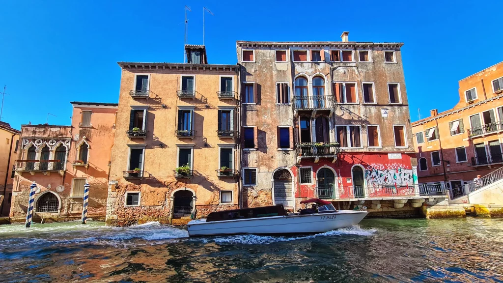 bateau voguant sur un canal de venise 