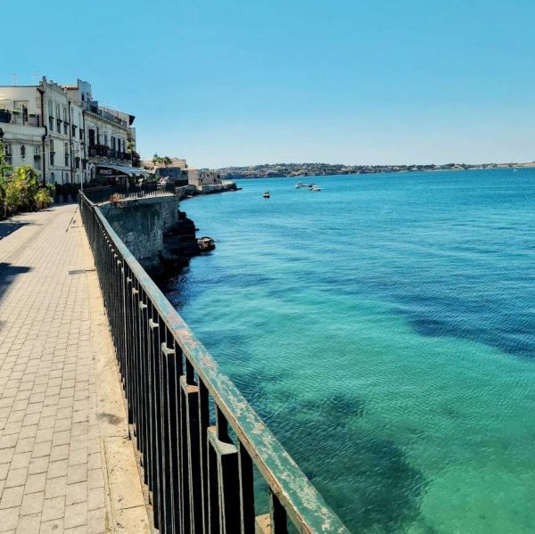 promenade en bord de mer en sicile