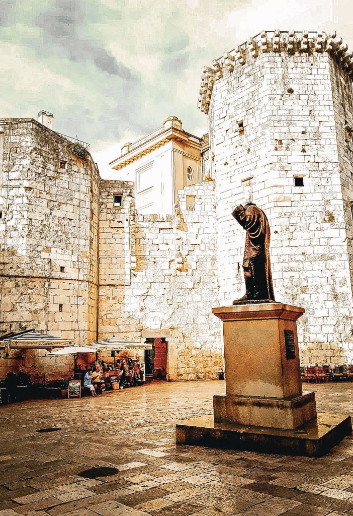 place du centre historique de split en croatie statue et stand de food