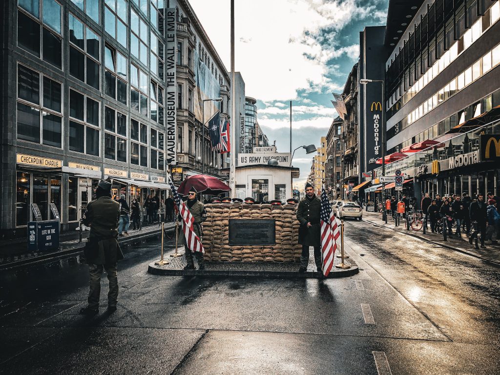 check point charlie celebre frontiere dans le centre de berlin