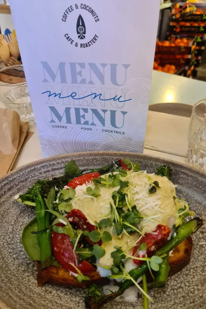salade et carte de menu coffee and coconut brunch amsterdam