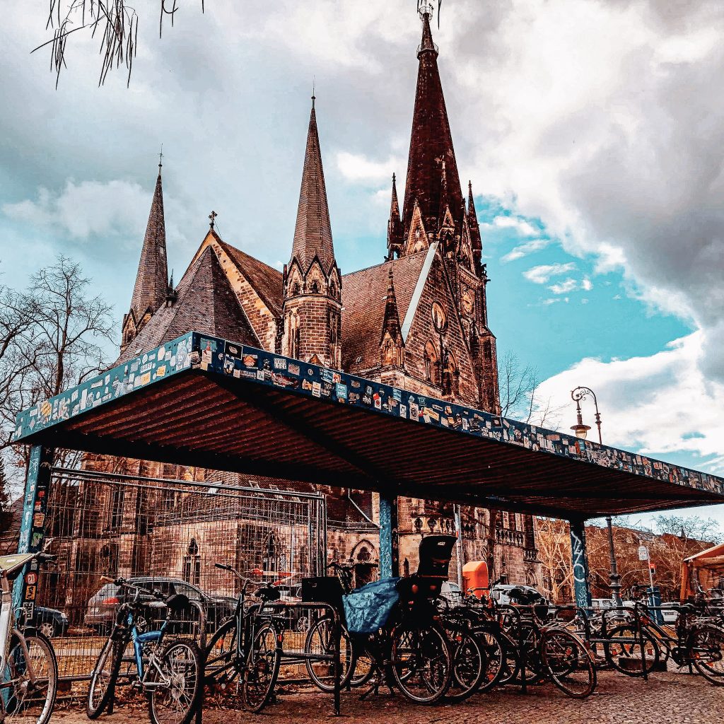 eglise et station de velo dans une rue de berlin