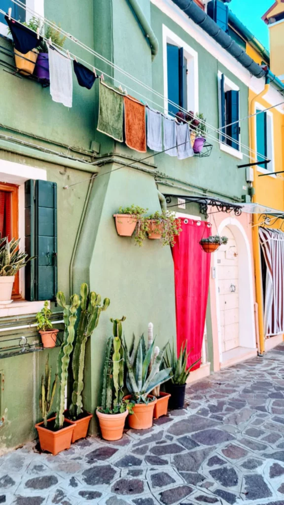 linge pendu aux fenetres des maisons colorées de burano