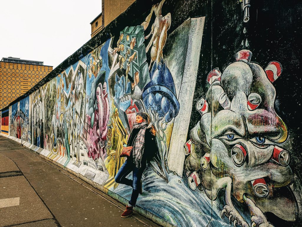 lucie creatrice blog voyage jipsee devant une oeuvre de street art a la east side galery de berlin