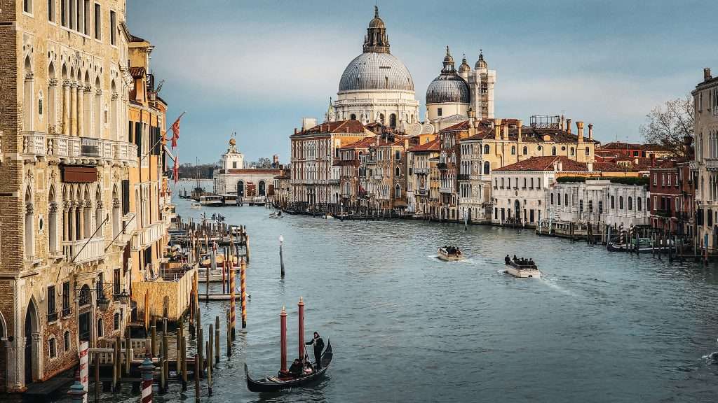 grand canal de venise gondole et vue sur la basilique
