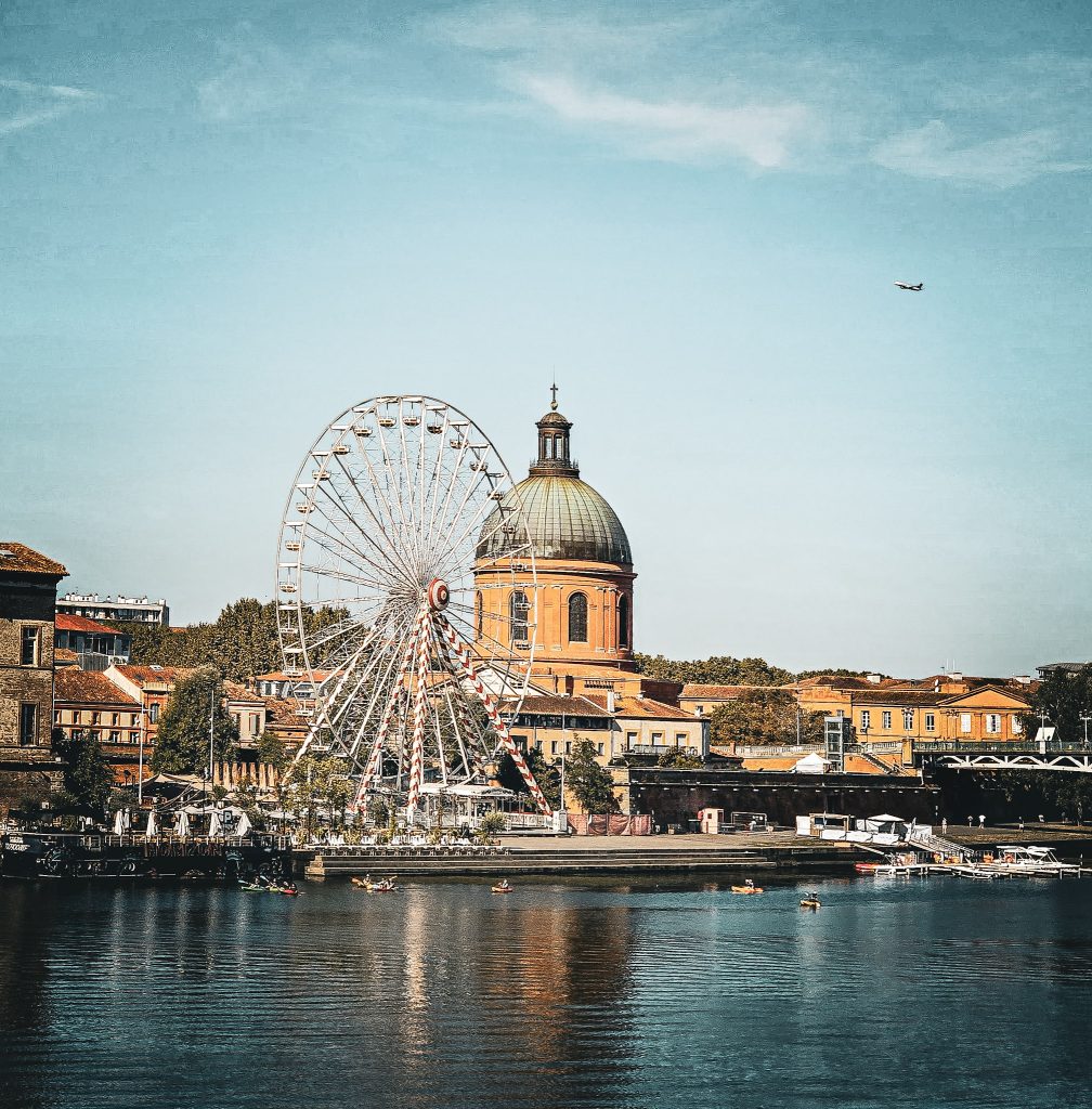 grande roue et hopital la grave vue de la garonne a toulouse