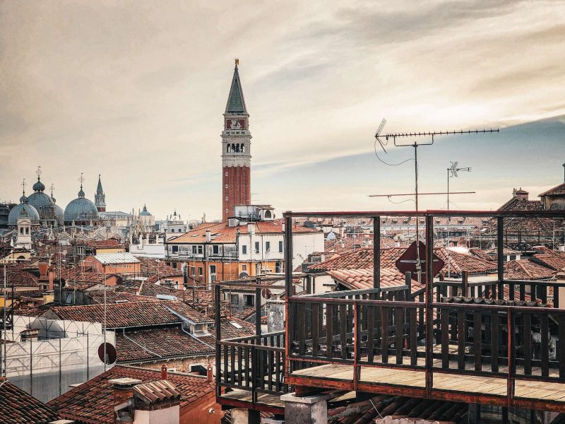 toits de venise et altane sous un ciel nuageux