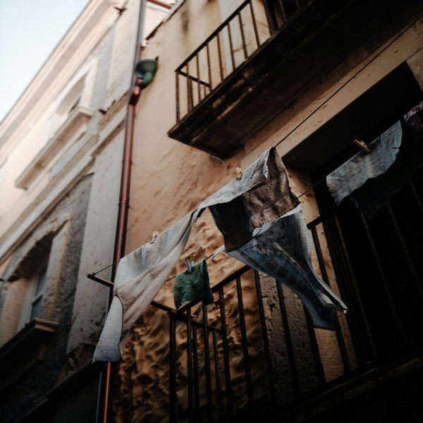 linge qui pend d'une fenetre d'ortigia en sicile