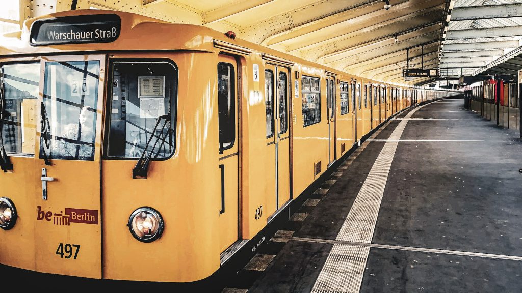 metro de berlin jaune arreté a une station deserte