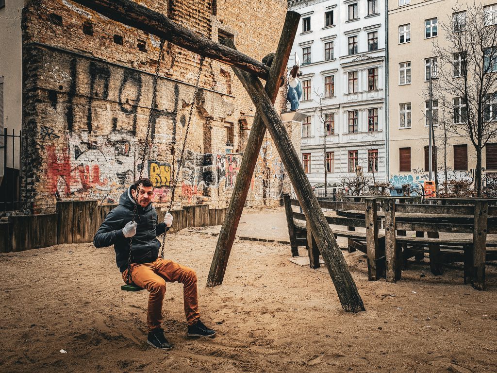 parc enfant avec balancoire dans le centre de berlin