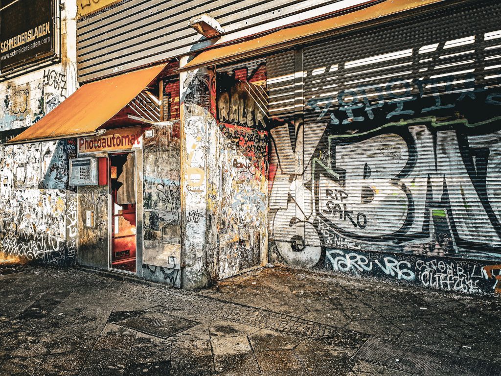 cabine de photomaton taguee dans le quartier de kreuzberg a berlin ouest