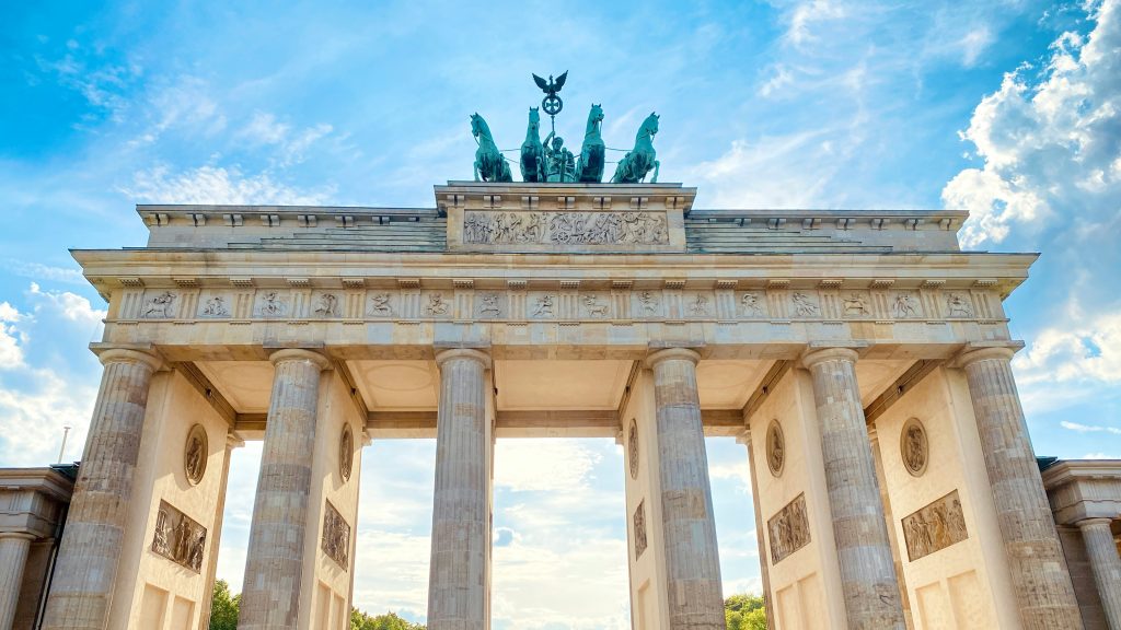 porte de bradebourg a berlin vue des statues de chevaux au sommet