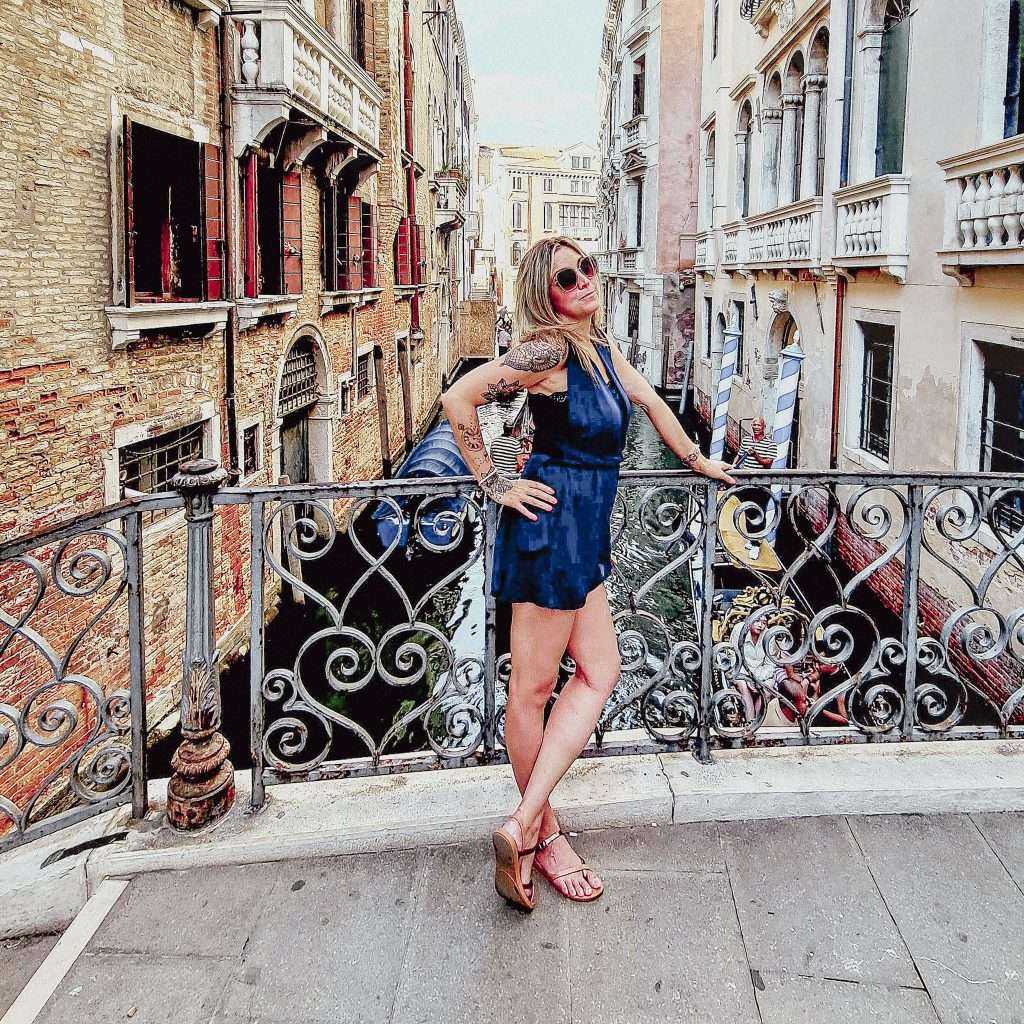 femme prenant la pose photo sur un pont de venise