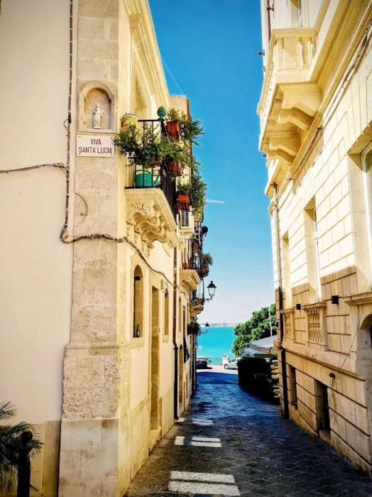 ruelle donnant sur la mer dans le centre ville d'ortigia