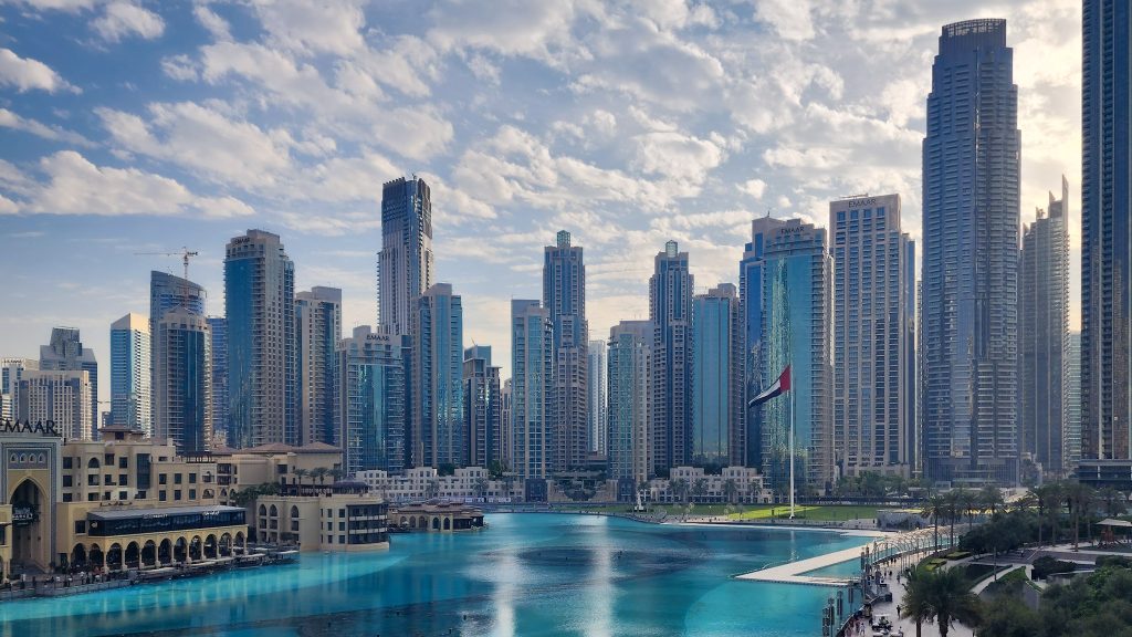 skyline de dubai vu sur le lac artificiel et les buildings
