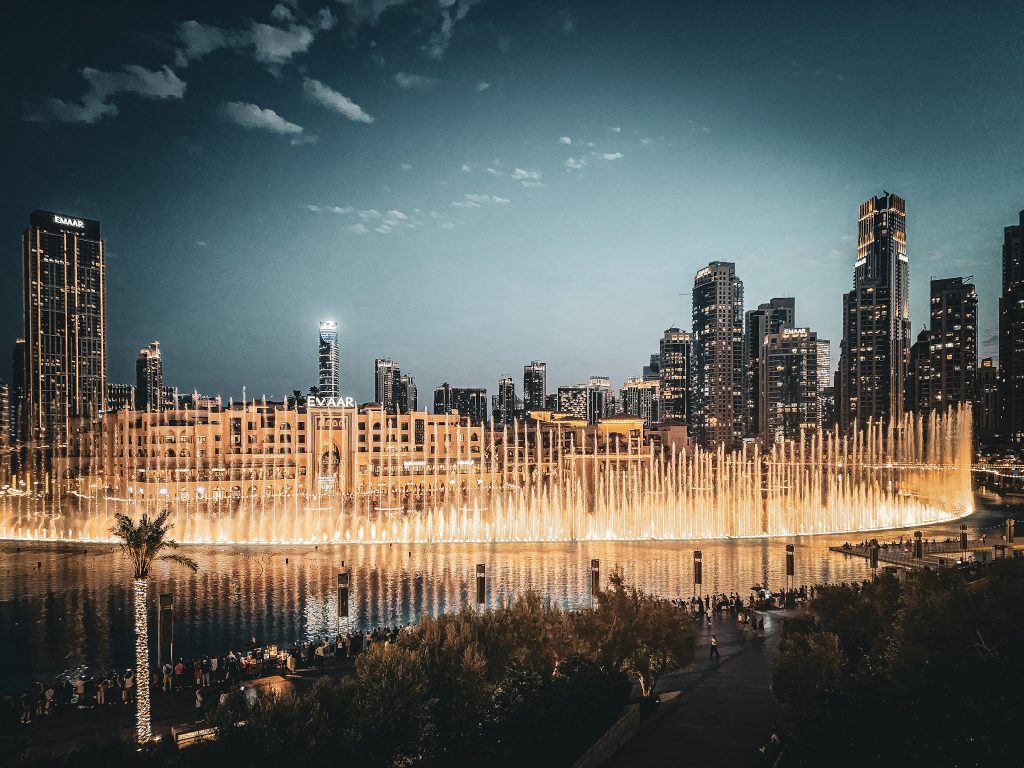 spectacle des fontaines au ^pied du burj kalifah a dubai vu de la terrasse du restaurant babel