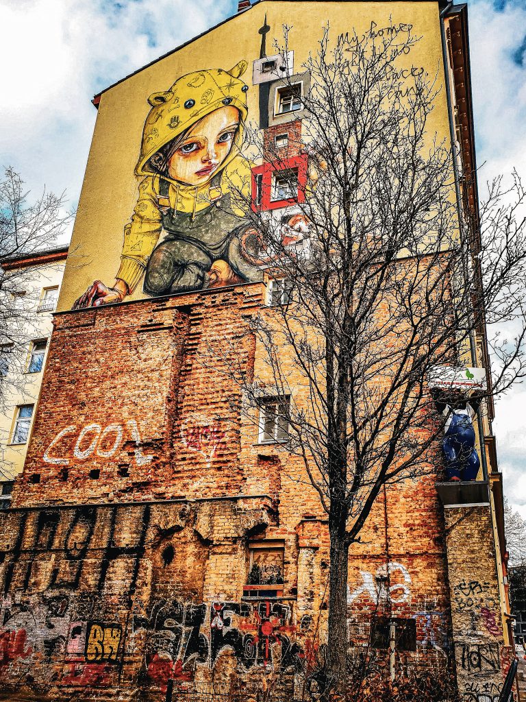facade d'immeuble tagué d'une petite fille colorée dans le quartier de kreuzberg a berlin