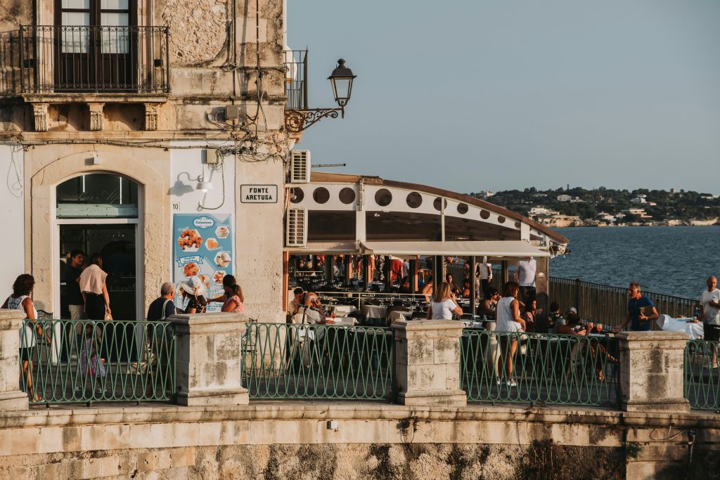 terrasse de café en bord de mer a ortigia station balneaire sicilienne