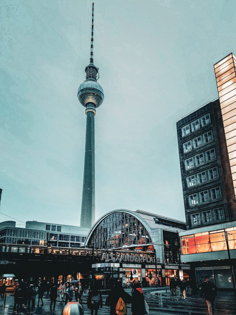 station alexanderplatz et tour de la television a berlin