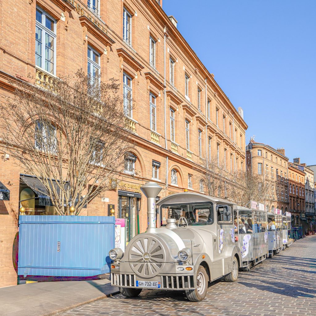 petit train touristique sur la place du capitole a toulouse