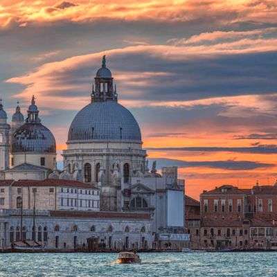 basilique santa maria a venise au lever du soleil ciel rose orangé