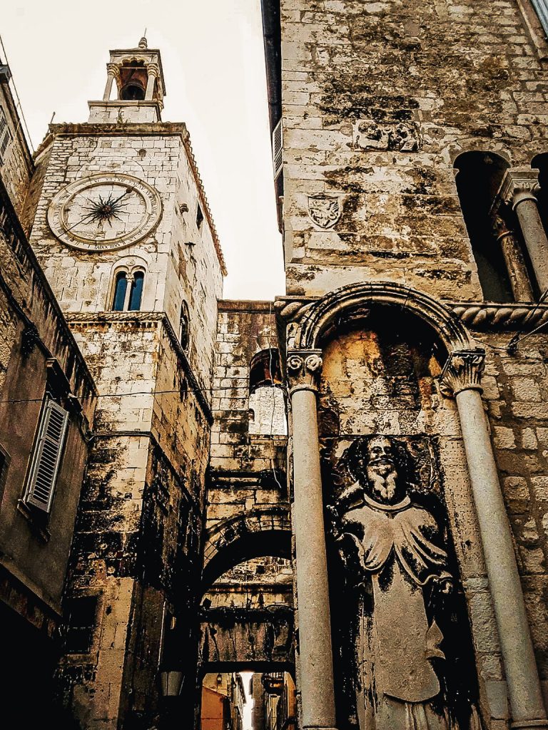 mur et eglise du centre ville de split en croatie