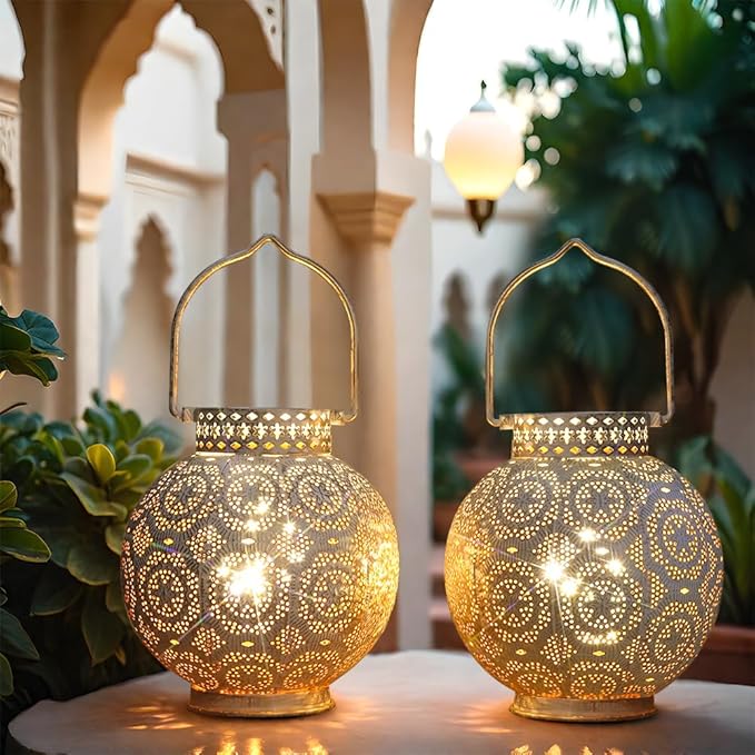 2 lanternes marocaines lumineuses posées dans un jardin