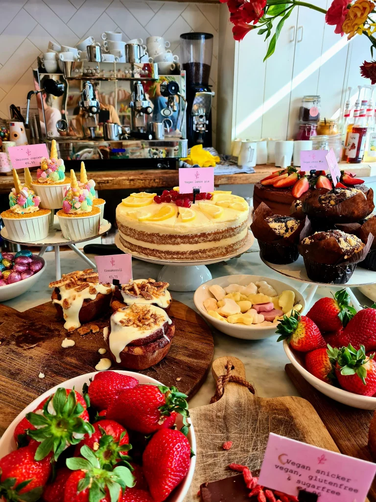 assortiment de gateau fruits et cafés présentés sur le comptoir d'un restaurant