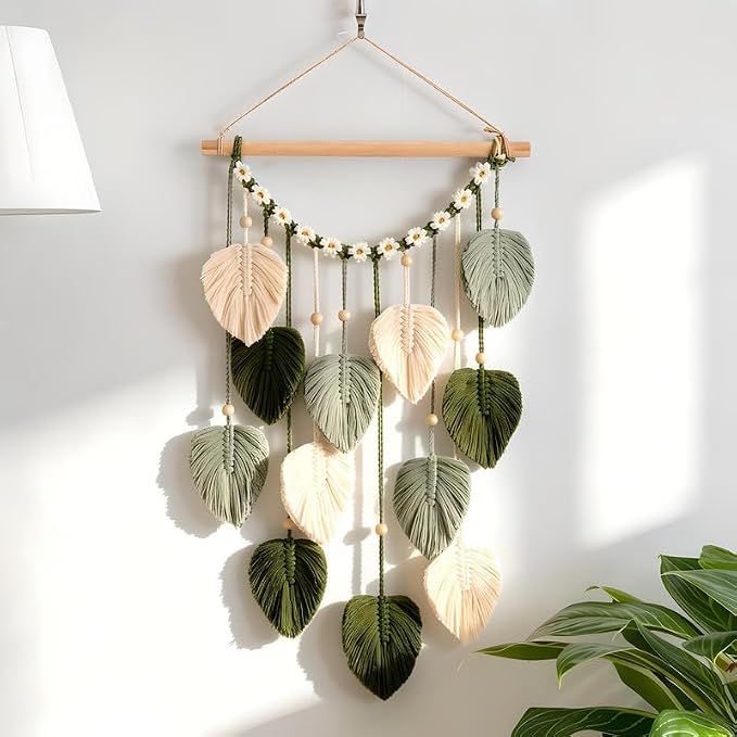 suspension en macramé faite de plusieurs feuilles dans des tonalités verte et beige