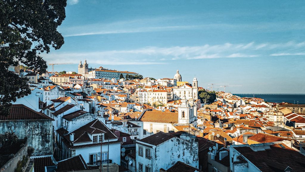 les toits de l'alfama sous un ciel bleu a lisbonne