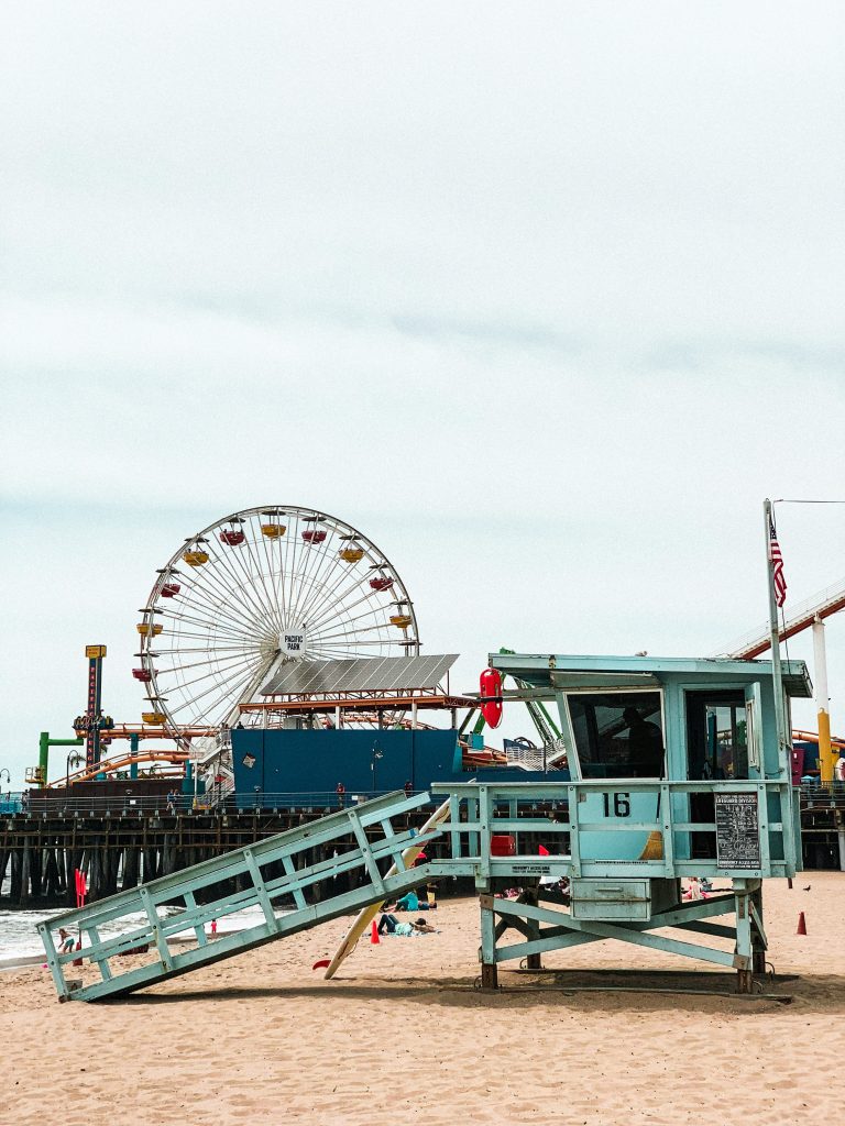 grande roue et cabane de plage bleu typique de los angeles