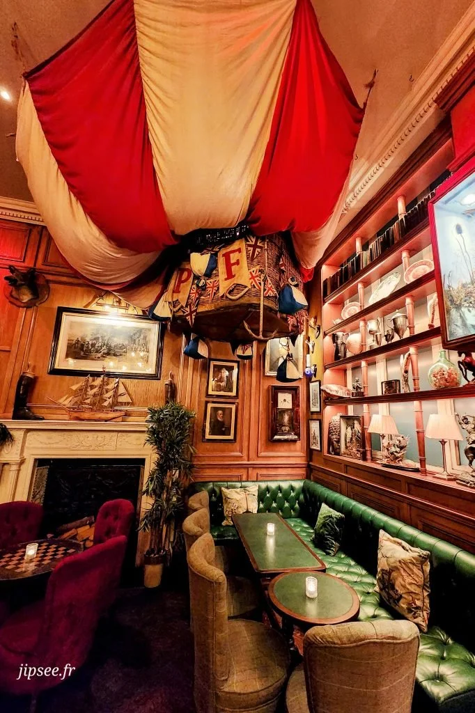 montgolfiere en decoration derriere des tables du mister frog pub de londres