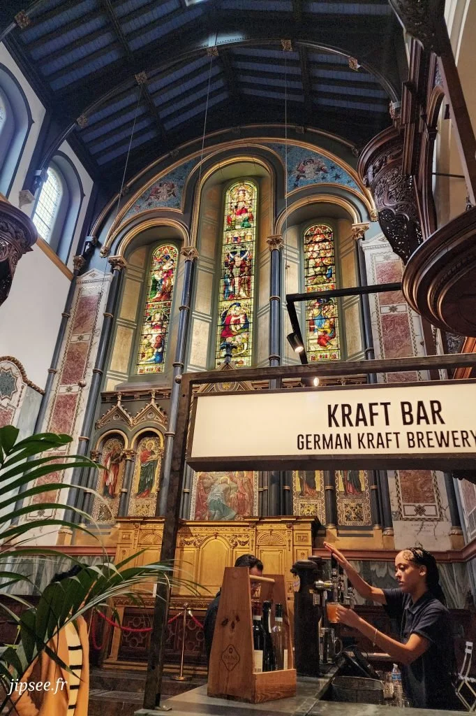 bar avec vitraux en fond a l'interieur de l'eglise mercato mayfair a londres