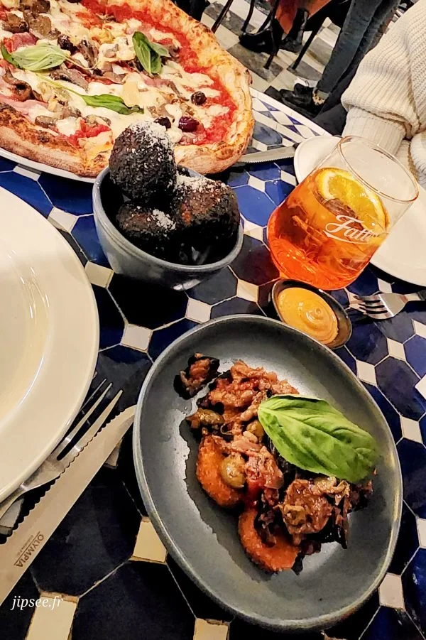 assortiment de repas spritz arancini et pizza servi chez fato a mano a londres