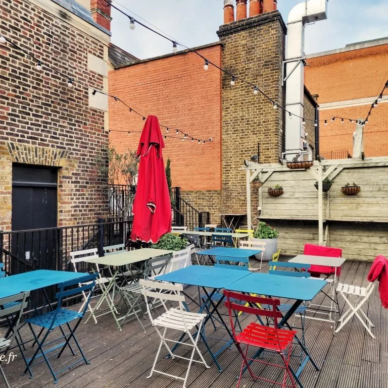 rooftop avec table et parasol au mercato mayfair