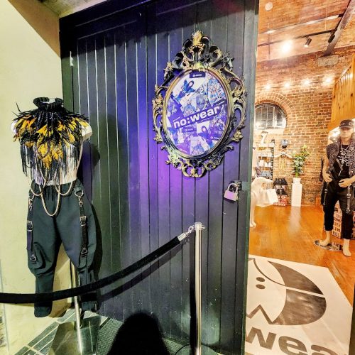 entree boutique no wear camden strables mannequin et enseigne