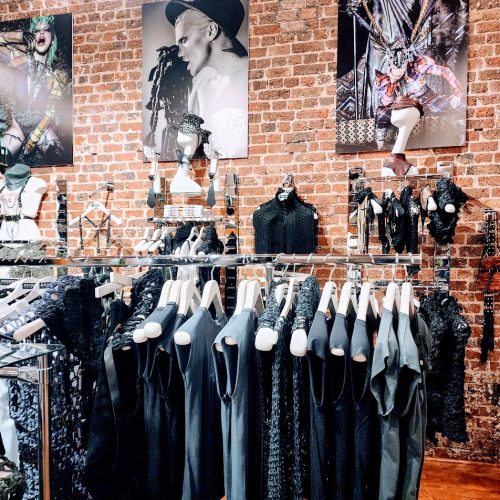 mur en brique et presentoir vetements no wear camden strables