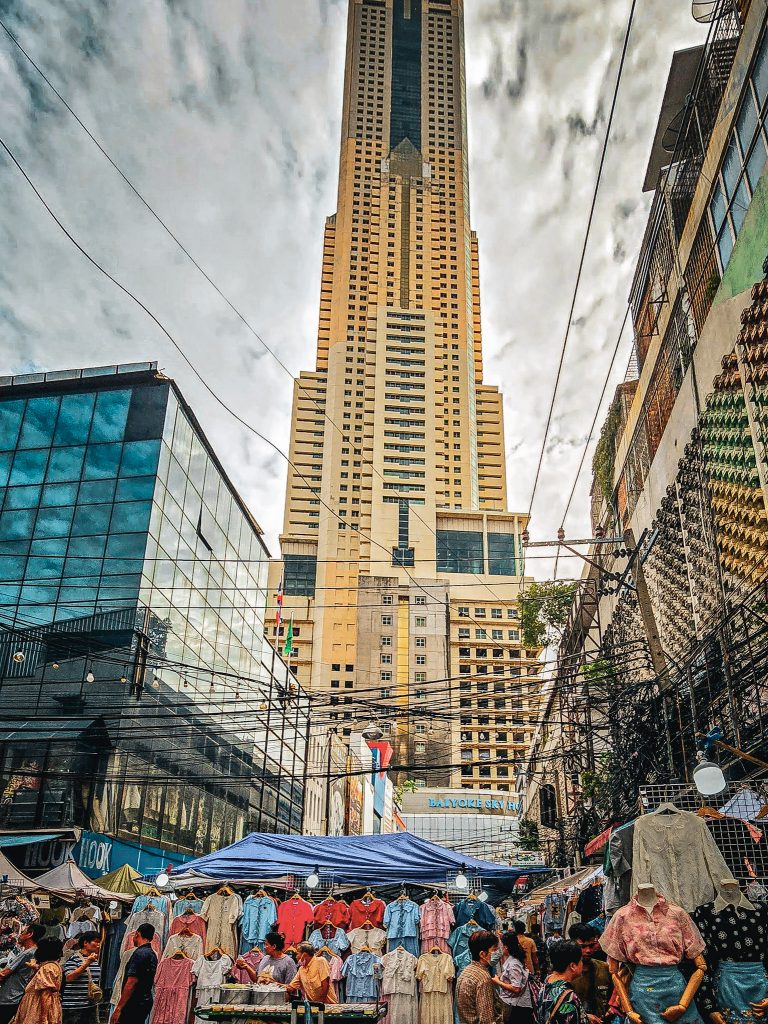 bayoke market stand vetement et vue du bas de la sky tower