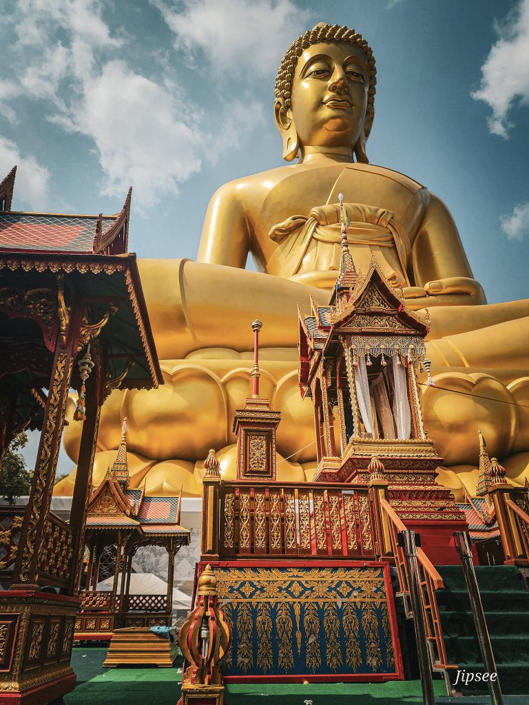 bouddha geant en or a bangkok